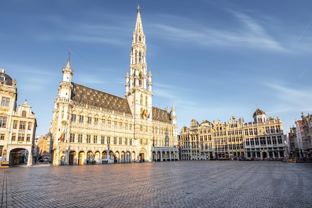 Photo morning view on the city hall at the grand place central square in the old town of brussels during the sunny weather in belgium