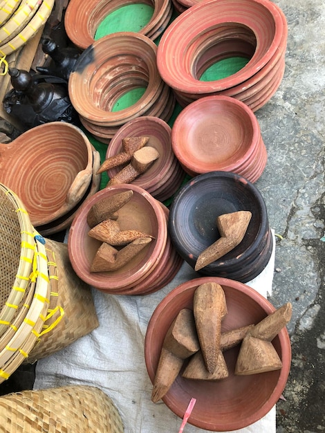 Photo mortar and pestle of clay pots and other kitchen stuff