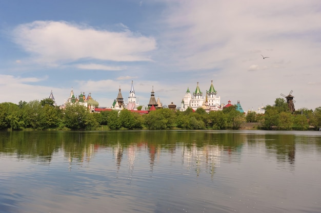 Photo moscow, russia - may 23, 2021: view of the izmailovsky kremlin  silver-grape pond in moscow