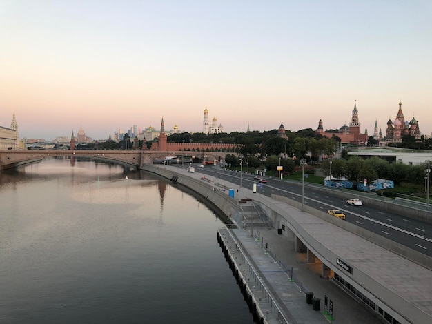 Photo moscow summer cityscape with moscow river kremlin wall and cathedrals at sunset russian view