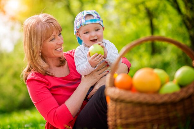 Photo mother and baby on a picnic