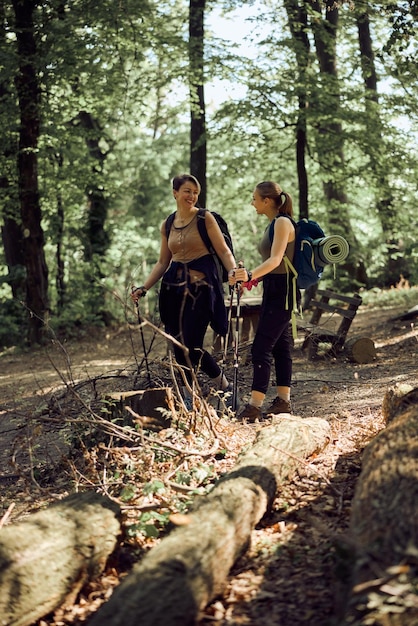 Photo mother and daughter hiking in the forest