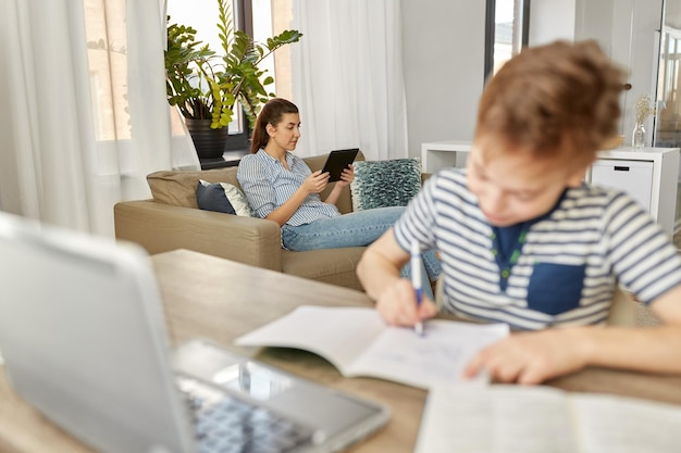 Photo mother with tablet pc and son learning at home