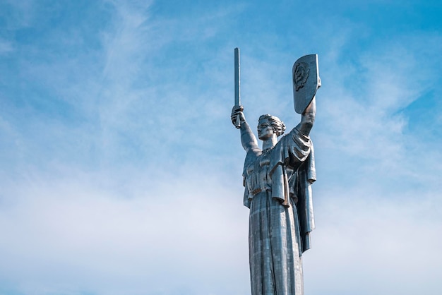 Photo the motherland monument a famous monumental statue in kyiv