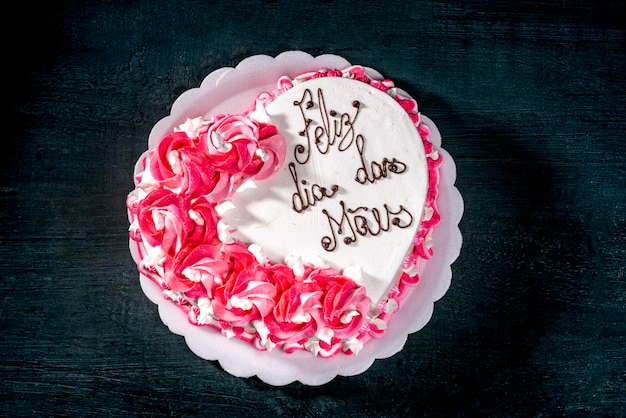 Mothers day heart shaped cake with portuguese text  feliz dia das maes top view