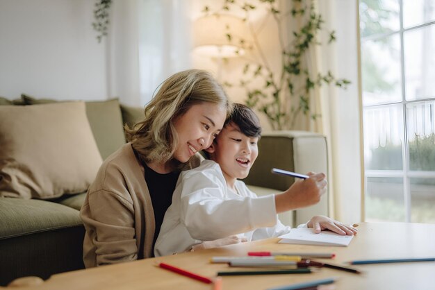 Photo mothers day little boy loving his mother happy boy with his mother playing and studing