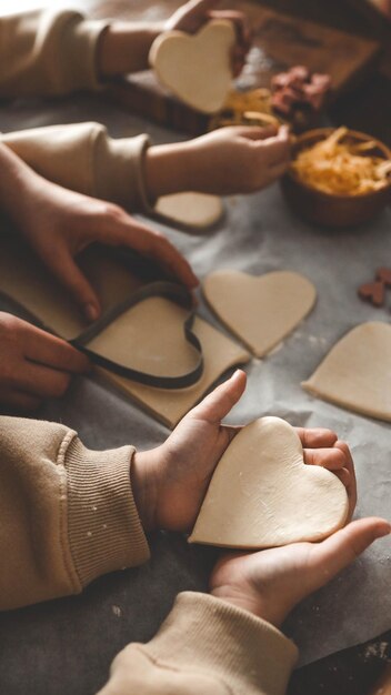 Photo mothers day mom and children in the kitchen making pizza happy family concept