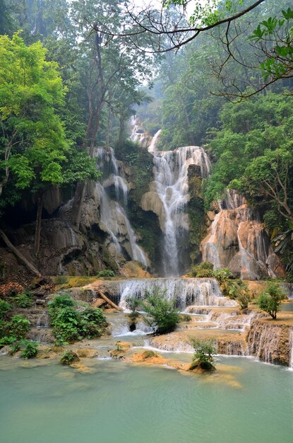 Photo motion of water at kuang si falls or tat kuang si waterfalls in luang prabang laos