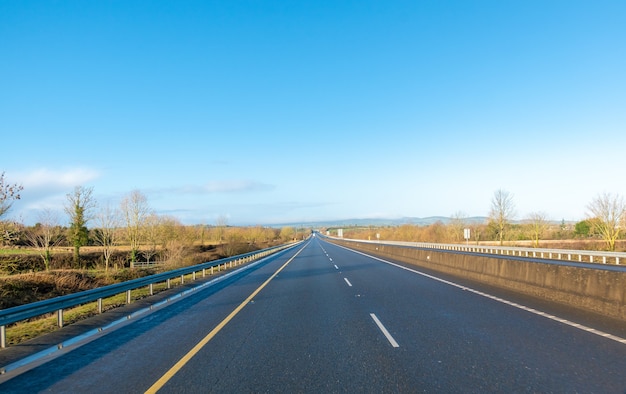 Photo motorway with no traffic on sunny day. lockdown in ireland.