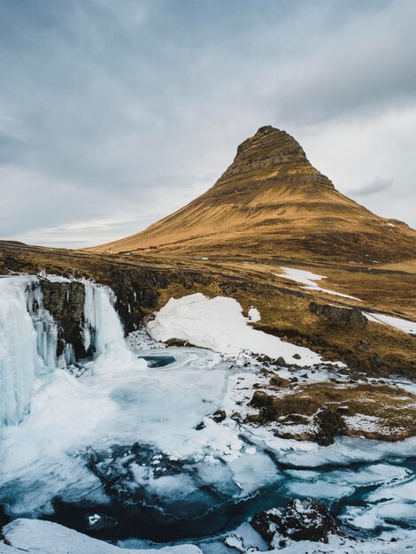 Photo mountain on a cloudy day