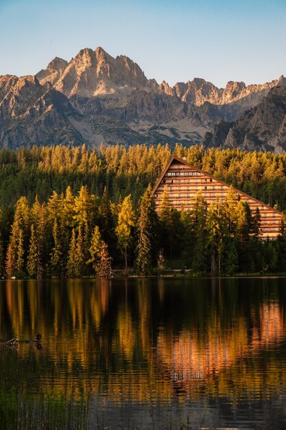 Photo mountain lake strbske pleso strbske lake with view of the high tatras national park slovakia