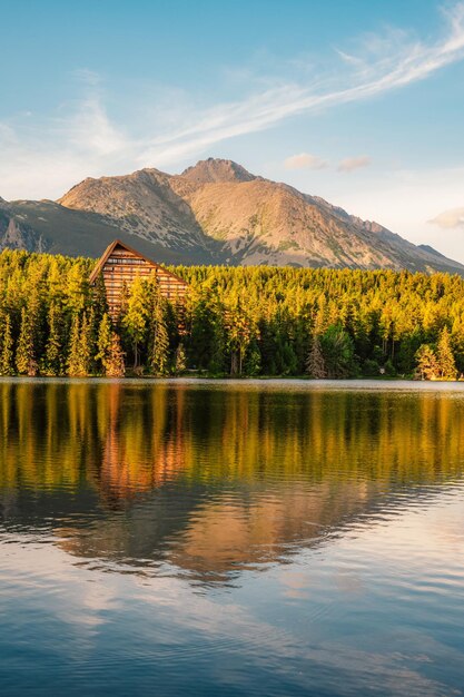 Photo mountain lake strbske pleso strbske lake with view of the high tatras national park slovakia