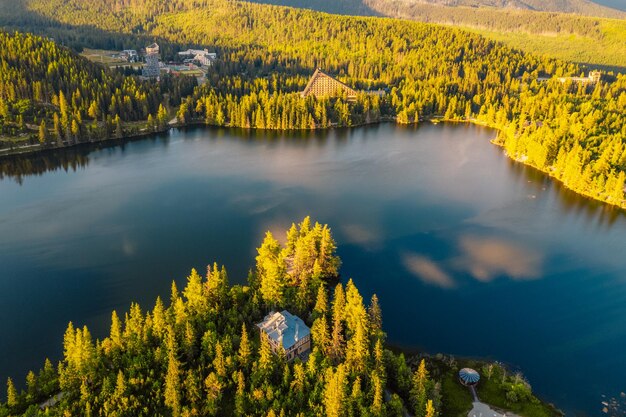 Photo mountain lake strbske pleso strbske lake with view of the high tatras national park slovakia