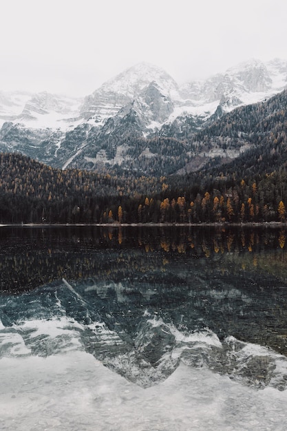 Photo a mountain lake with a snowy mountain in the background