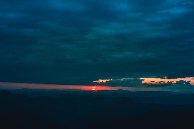 Photo the mountain landscape on the beautiful sunrise background