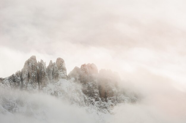 Photo mountain peaks in the clouds. winter dolomites, val di fassa, italy