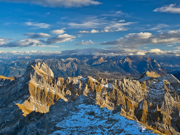 Photo mountain range against cloudy blue sky