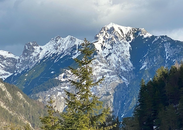 Photo a mountain range with snow on the top