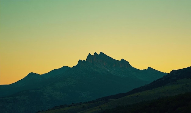 Photo mountain silhouette at sunset