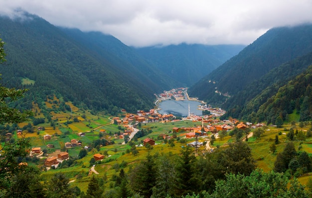 Photo mountain village of uzungol in trabzon turkey long lake