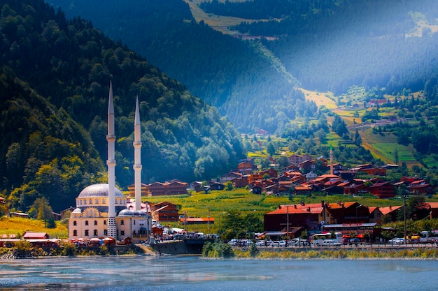 Photo mountain village of uzungol in trabzon turkey long lake