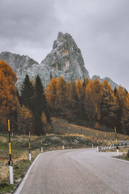 Photo mountain with empty road