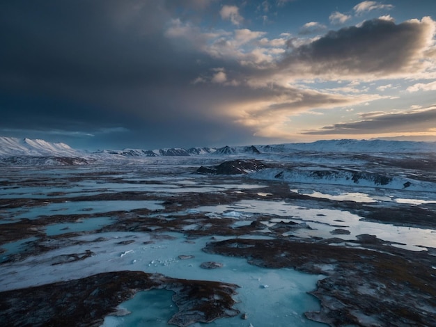 Photo a mountain with snow on it and a cloudy sky