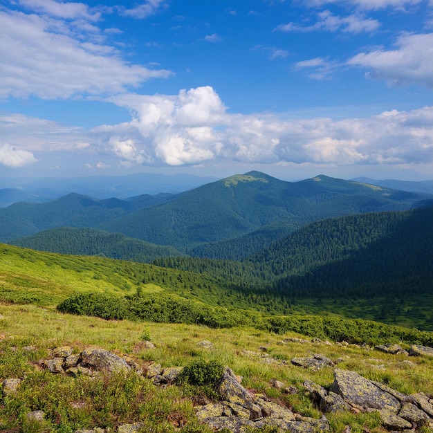 Photo a mountain with a view of a valley and a mountain range