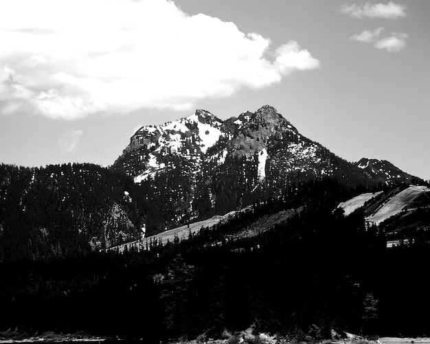 Photo mountains black and white photo background high mount rocks and hills landscape