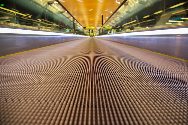 Moving walkway