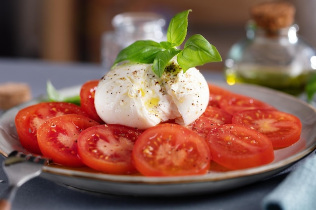 Photo mozzarella salad with tomatoes and basil