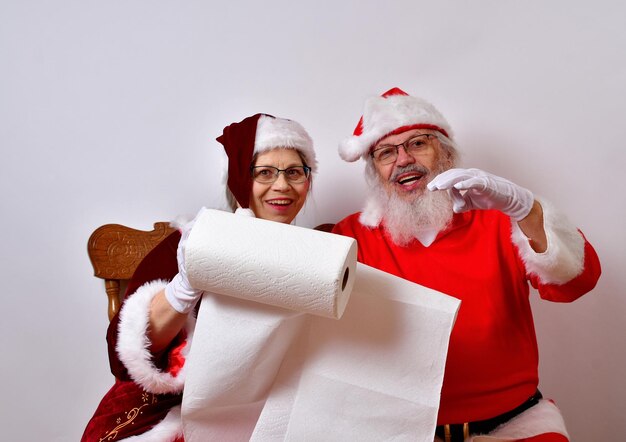 Photo mr and mrs santa claus checking the list for christmas presents