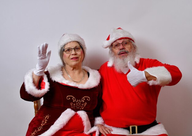 Photo mr and mrs santa claus enjoying each others company