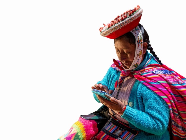 Mujer andina con traje tipico del Cusco en fondo blanco.