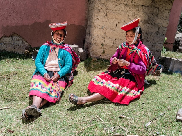 Mujeres Andinas con Trajes Tipicos de Cusco