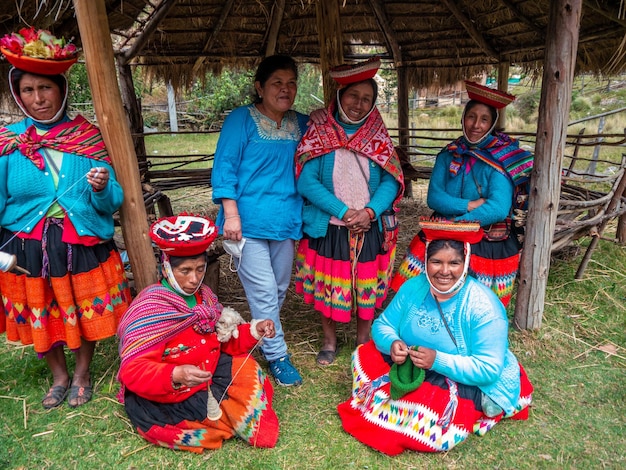 Mujeres Andinas con Trajes Tipicos de Cusco