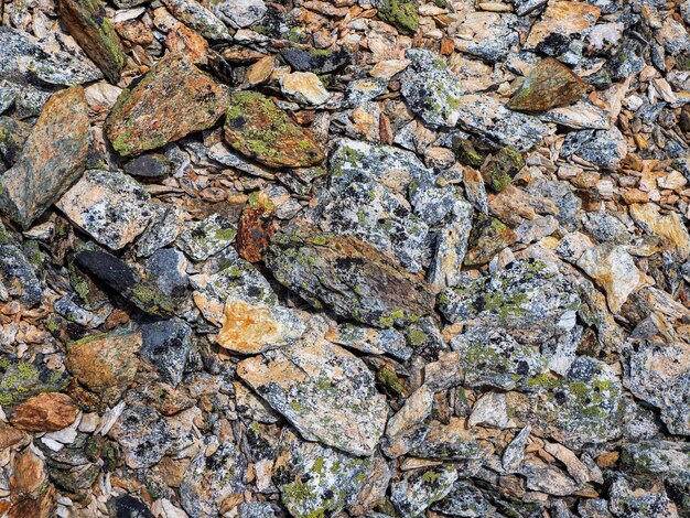 Photo multicolored detailed texture of a rocky mountain slope geological scattering of stones in closeup nature background of chaotic pile of stones minimalist texture of stony heap