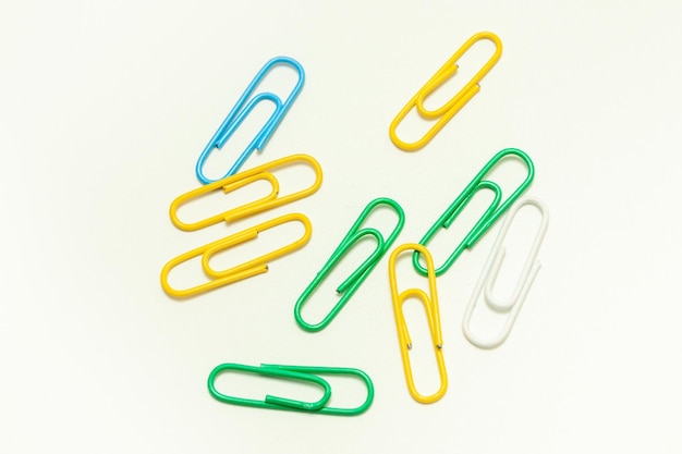 Photo multicolored paper clips on a white background