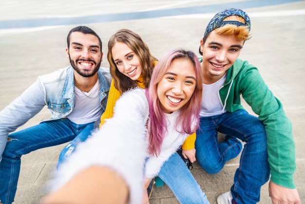 Photo multiracial friends taking selfie in the city street