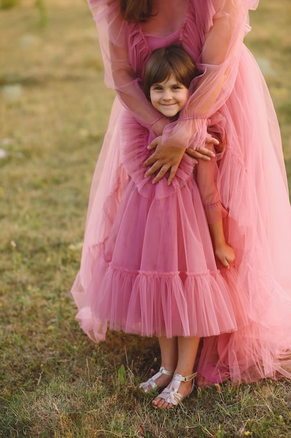 Photo mum hugging her little girl