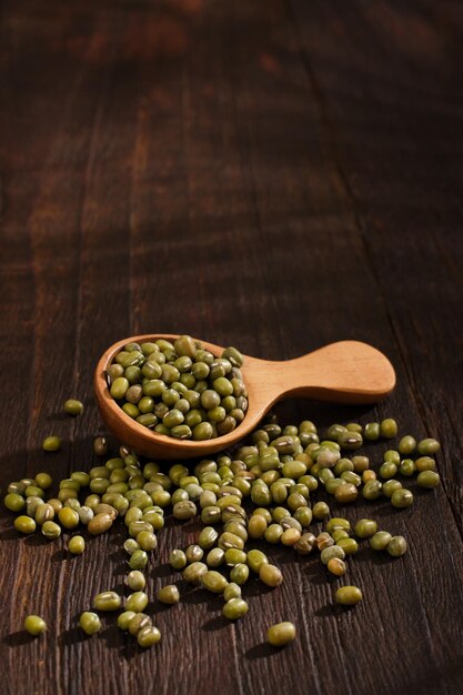 Photo mung beans close up on wooden background