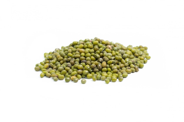 Photo mung beans isolated on white background