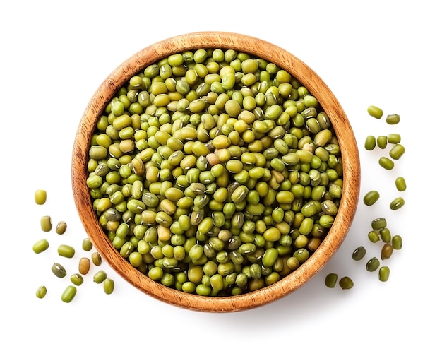 Photo mung beans in wooden bowl isolated on white background