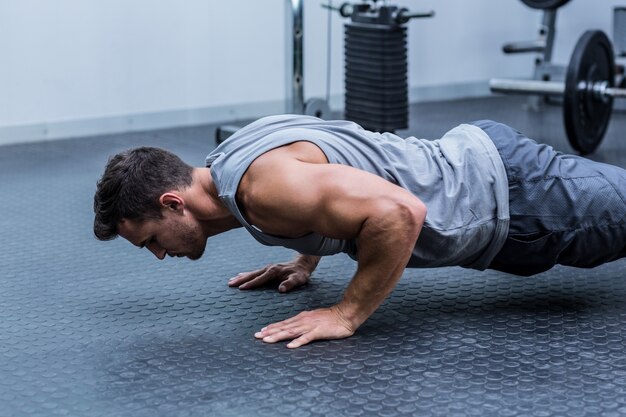 Photo a muscular man doing a pushups