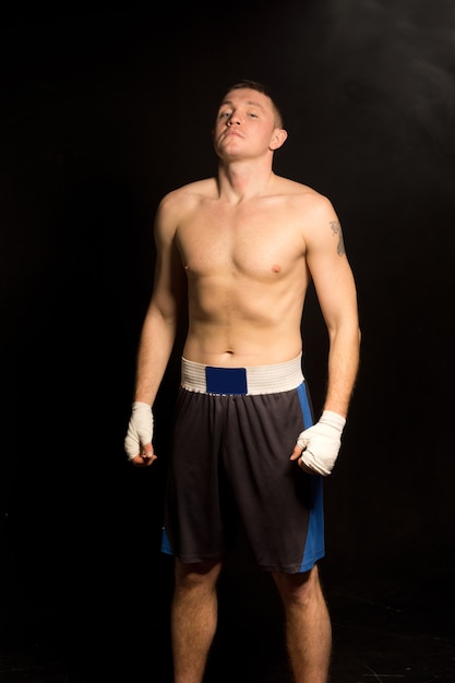 Photo muscular young boxer standing breathing