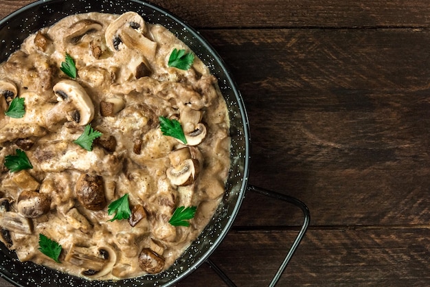 Photo mushroom beef stroganoff in pan with copy space