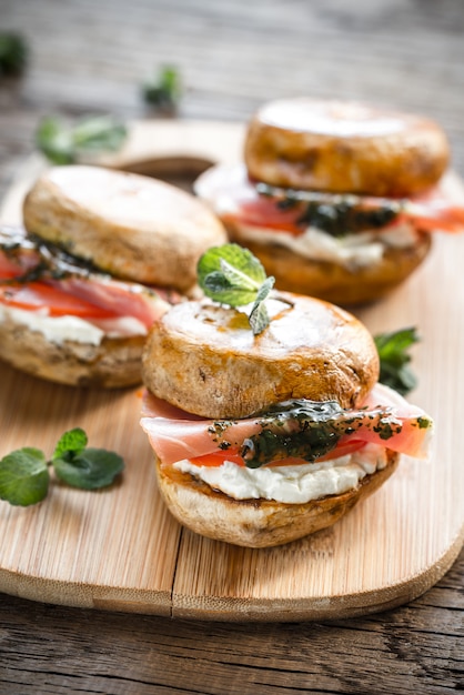 Mushroom burgers with jamon, cream cheese and mint sauce