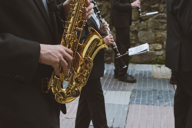  musicians playing saxo and oboe in the street