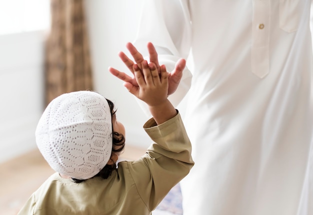 Photo muslim boy giving a high five