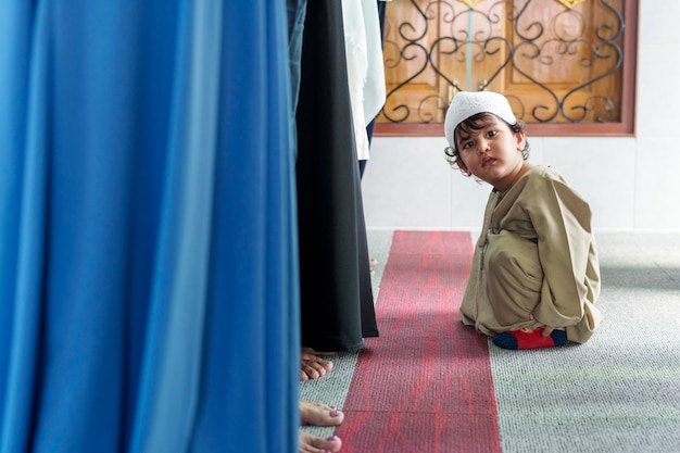 Photo muslim boy at the mosque